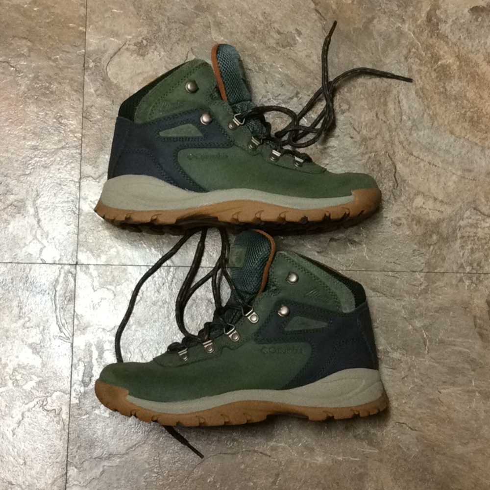 Columbia women’s Newton ridge plus hiking boots